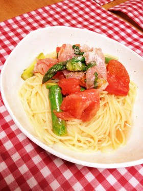トマトとアスパラと生ハムの冷製パスタ