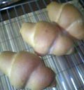 生クリーム入りロールパン