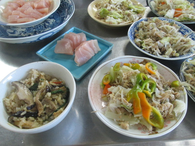 野菜炒めとお刺身 キノコの混ぜご飯 かきいちの今日の昼ご飯 クックパッドブログ