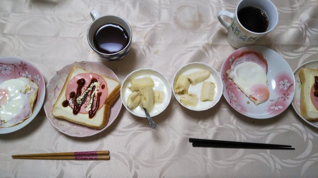 朝ごはんハムエッグにトーストにバナナヨーグルトに紅茶です Leytanブログ クックパッドブログ