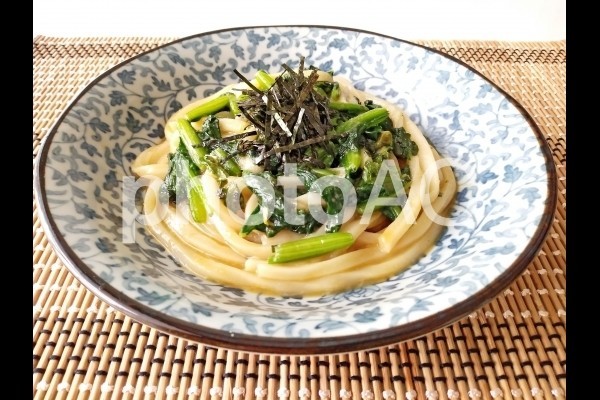 ほうれん草のバター醤油うどん タオルの子のごはん日記 クックパッドブログ