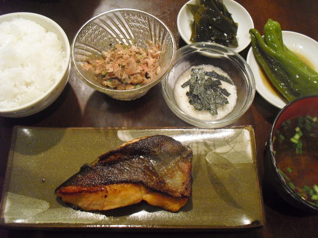 鮭の塩焼き ジャンボししとうの甘辛煮 納豆 とろろ他 常々ごはん日記 クックパッドブログ