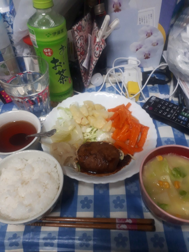 ハンバーグとポテトと人参と玉ねぎの付け合わせ ロビンティのご飯日記 クックパッドブログ