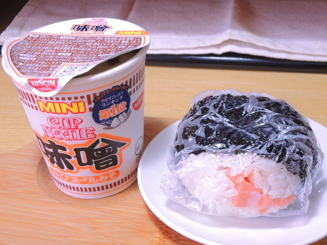 昨日の昼食 鮭のおにぎりとミニカップヌードル味噌 昨日の晩酌日記 By青麺記 クックパッドブログ