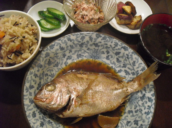 真鯛の煮付け 納豆 サツマイモソテー 炊き込みごはん きゅうりのお漬物 めかぶのスープ 常々ごはん日記 クックパッドブログ