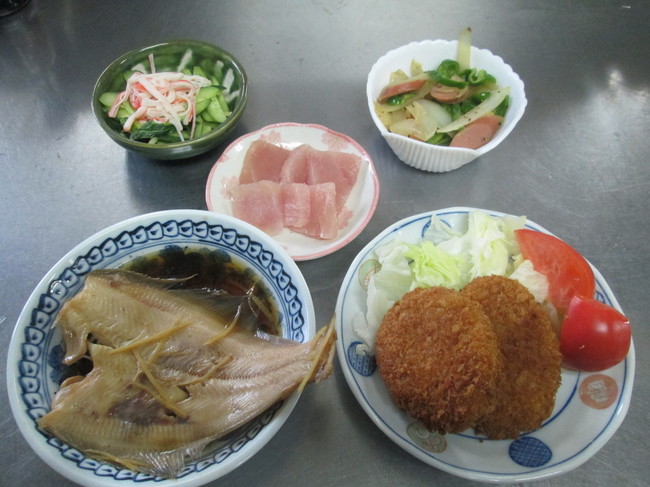コロッケと2種の副菜 お刺身 かきいちの今日の昼ご飯 クックパッドブログ コロッケと2種の副菜 お刺身 かきいちの今日の昼ご飯 クックパッドブログ
