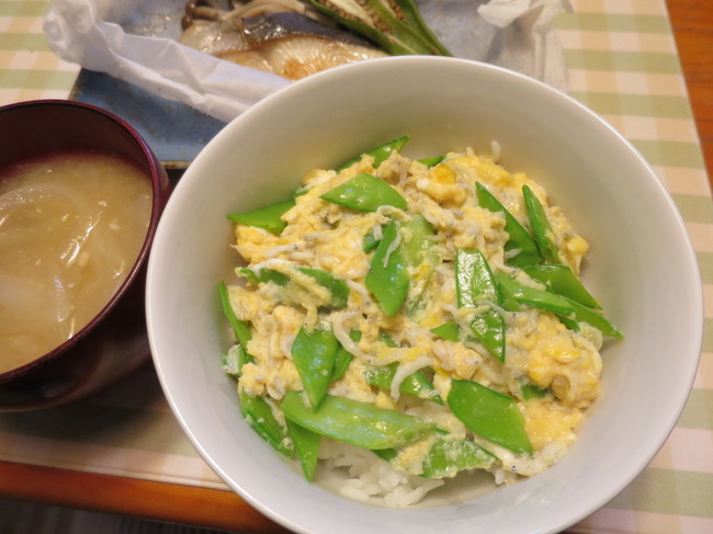 絹さやとしらすの卵丼 おにぎりはおやつ クックパッドブログ 絹さやとしらすの卵丼 おにぎりはおやつ クックパッドブログ