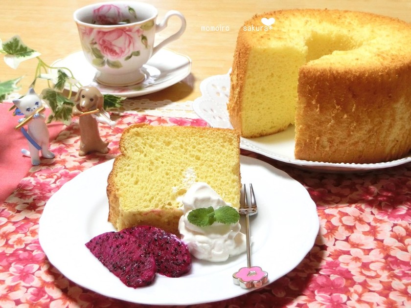 ふわふわなシフォンケーキ ドラゴンフルーツ添え ももいろさくらの ちっちゃなしあわせ見っけ クックパッドブログ