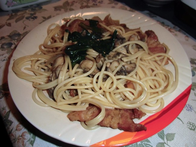 牡蠣とほうれん草とベーコン醤油パスタ