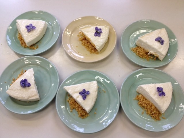 3月27日 ニオイスミレの砂糖漬けとレアチーズケーキ Violetsのハーブと料理日記 クックパッドブログ