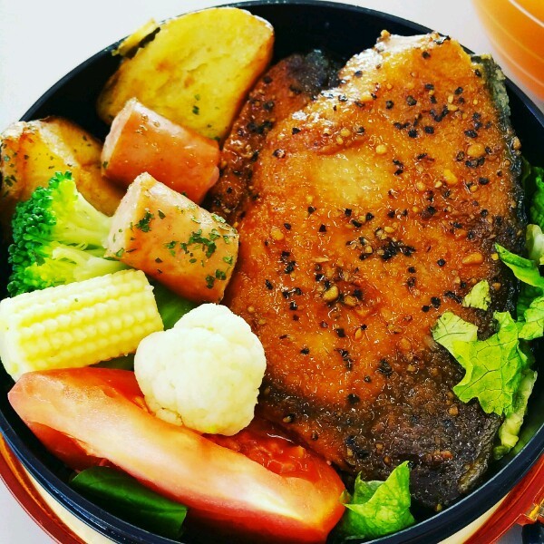 ぶりのにんにく黒胡椒焼 きん みどりのお弁当生活 クックパッドブログ