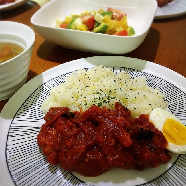 トマト煮添えガーリックバターライスと絶品わかめご飯の休日 今日のpetitmarごはん クックパッドブログ