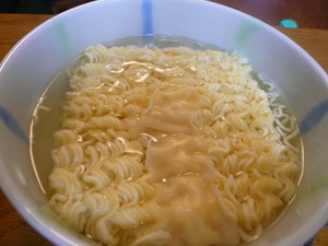 クックパッドニュース 鍋も火も使わず袋麺が作れる 究極の 手抜きインスタントラーメン の作り方 毎日新聞
