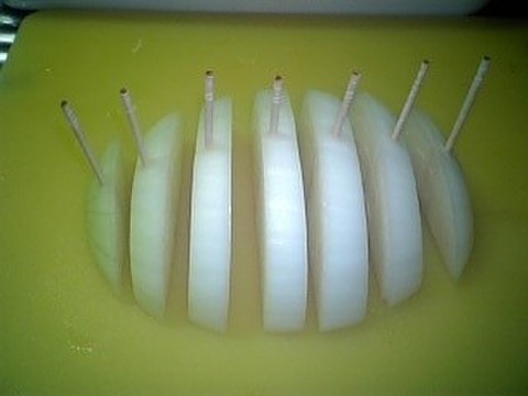 キャンプにも ストレスなし 輪切り玉ねぎ がバラバラにならない切り方 クックパッドニュース