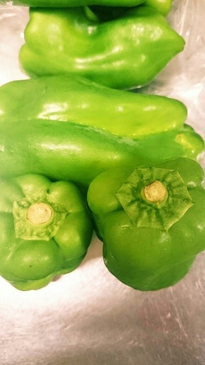 裏ワザ 苦くない ピーマン の選び方 切り方 炒め方を試してみた クックパッドニュース