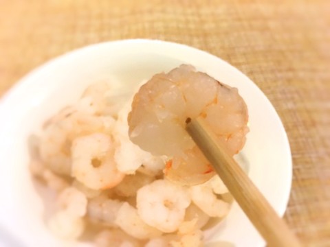 裏ワザ 知らなかった 冷凍エビ がプリプリ食感になる解凍方法 クックパッドニュース