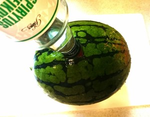 試してみた 衝撃の アルコールすいかボール ってどんな味 クックパッドニュース