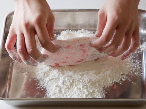 粉を薄く均等にまぶすには クックパッド料理の基本