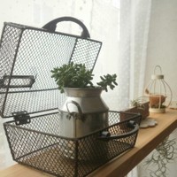 キッチンやリビングに 100均ワイヤーかごを使った収納術とは クックパッドニュース キッチンやリビングに 100均ワイヤーかごを使った収納術とは クックパッドニュース