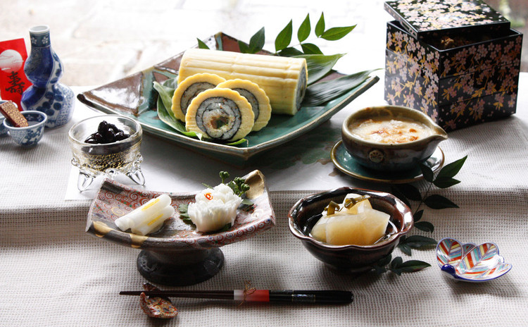 今からコツコツ準備万端!笑顔で囲むお正月料理の一品に。伊達巻寿司と黒豆