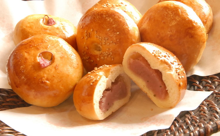 春の花爛漫な時期だから食べたくなる♪3色あんぱん&苺のクグロフパン