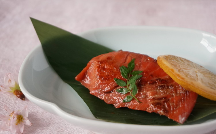 お花見に炙り五目いなりと彩り玉子焼、鮭のレモン焼+ささみじゃが団子揚げ