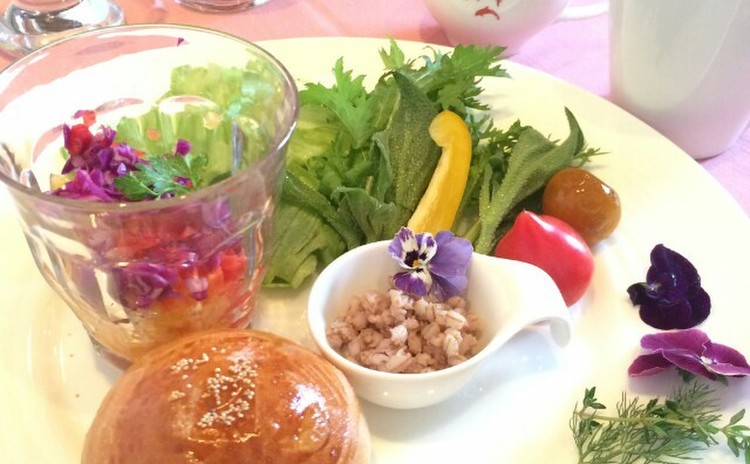 甘麹パンともち麦でヘルシーメニュー&旬の野菜スタッフドバスケット