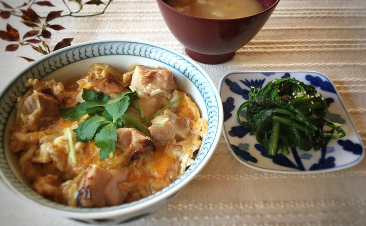 とろり卵の親子丼/いりこ出汁から作る豆腐の味噌汁/わかめと青菜のナムル