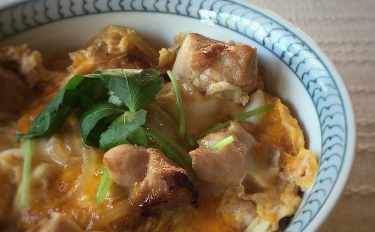 とろり卵の親子丼/いりこ出汁から作る豆腐の味噌汁/わかめと青菜のナムル