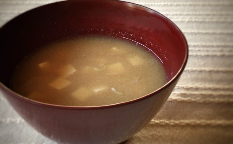 とろり卵の親子丼/いりこ出汁から作る豆腐の味噌汁/わかめと青菜のナムル