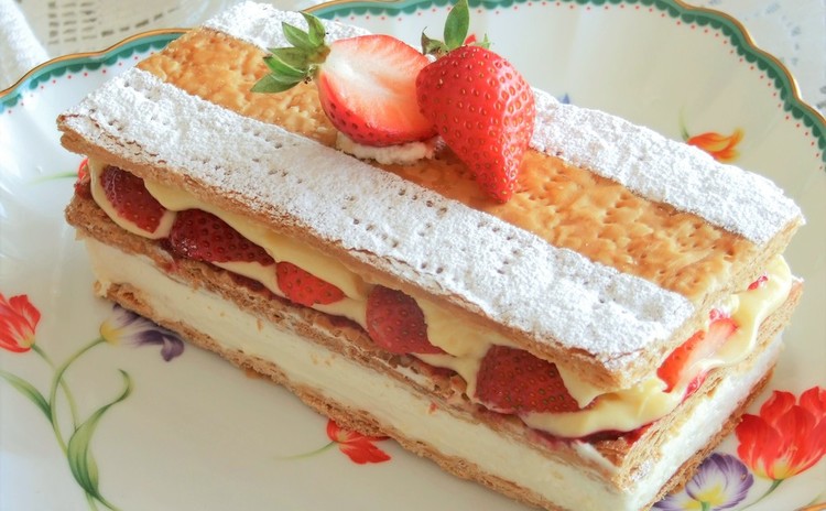 手作りパイ生地と二層仕立てクリーム☆苺のミルフィーユ