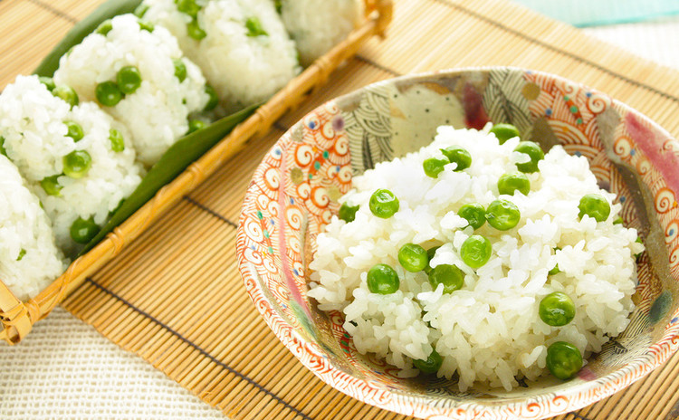 ふわっと春風のようなかき揚げと、色も香りも鮮やかなグリーンピースご飯。