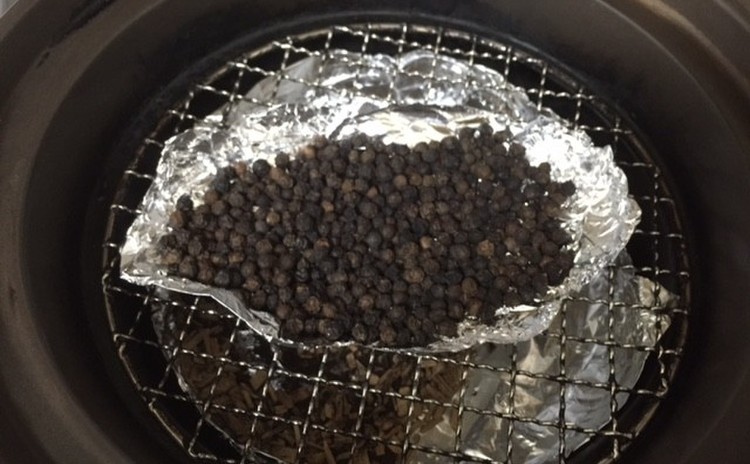 【燻製実習!】ブラックペッパーとチーズ【燻製デモ】燻製キーマ玄米カレー