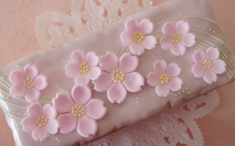 春のお祝いに桜のケーキデコレーション