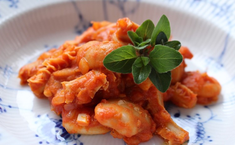 お箸で食べる「トリッパと白花豆のトマト煮」と「和牛すね肉の赤ワイン煮」