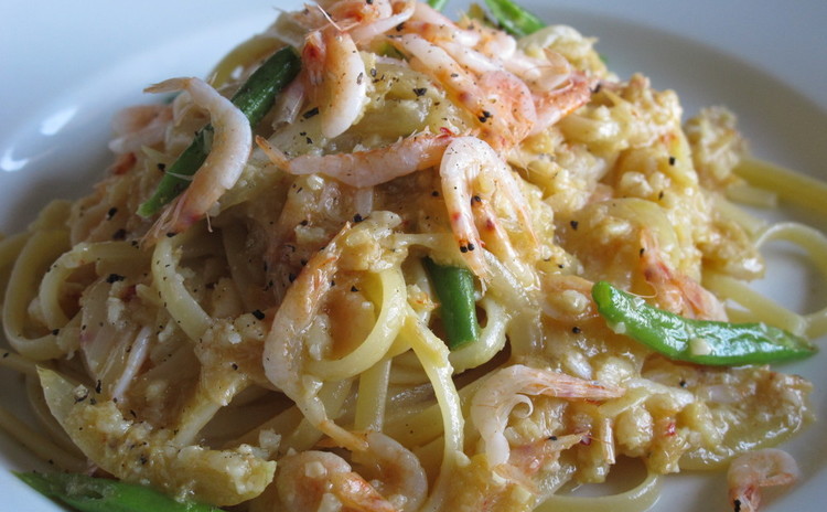 ナッツでソースに甘味とコクが。桜エビのパスタ&アスパラのビスマルク風