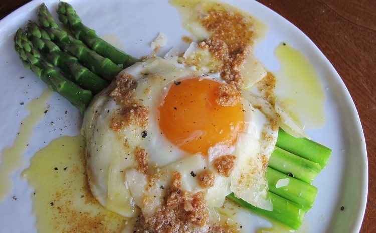 ナッツでソースに甘味とコクが。桜エビのパスタ&アスパラのビスマルク風