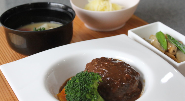 感動の煮込みハンバーグ!春においしい野菜料理もたっぷりと。