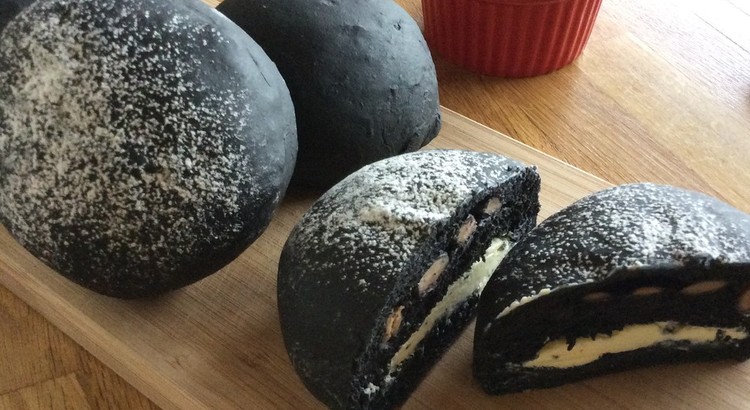 なめらかチーズと甘い鹿のこ豆を挟んで味わう「竹炭ミルフィーユのパン」