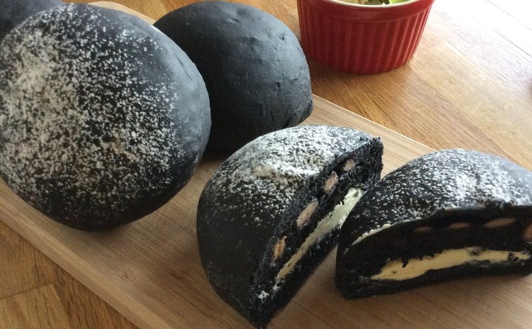 なめらかチーズと甘い鹿のこ豆を挟んで味わう「竹炭ミルフィーユのパン」