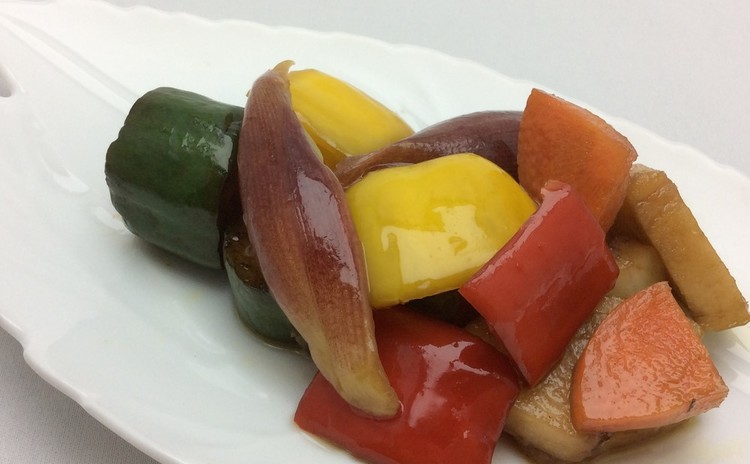 なめらかチーズと甘い鹿のこ豆を挟んで味わう「竹炭ミルフィーユのパン」