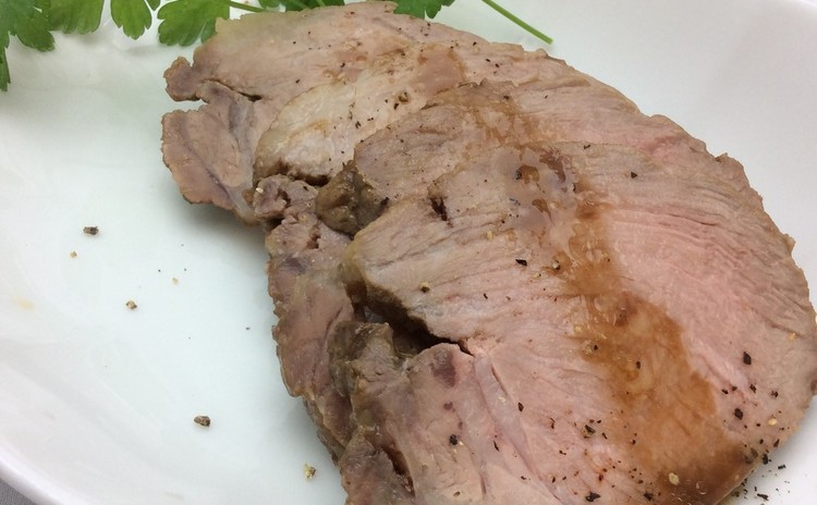 なめらかチーズと甘い鹿のこ豆を挟んで味わう「竹炭ミルフィーユのパン」