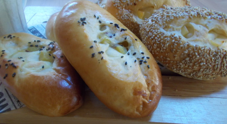 ゴマたっぷりのチーズパンとサツマイモの甘煮を包んだふんわりパン