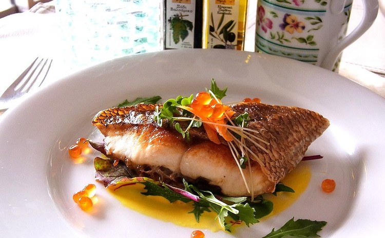 皮パリッ身はふっくら魚のポワレ 夏野菜のグリルやゴボウのクリームペンネ