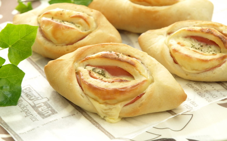 手捏ねで惣菜パン2種!きんぴらパンとハムチーズパン