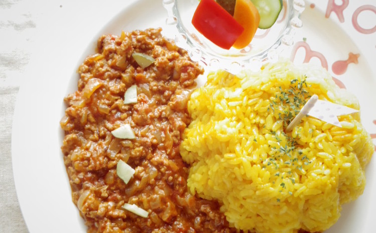 煮込まない!絶品キーマカレー♪夏野菜たっぷり!手ごねナン♪ラッシーも