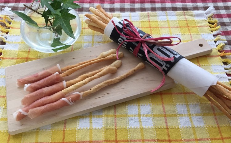 ひとつの生地でイタリアンなパン&簡単で美味しいスパイシーなグリッシーニ
