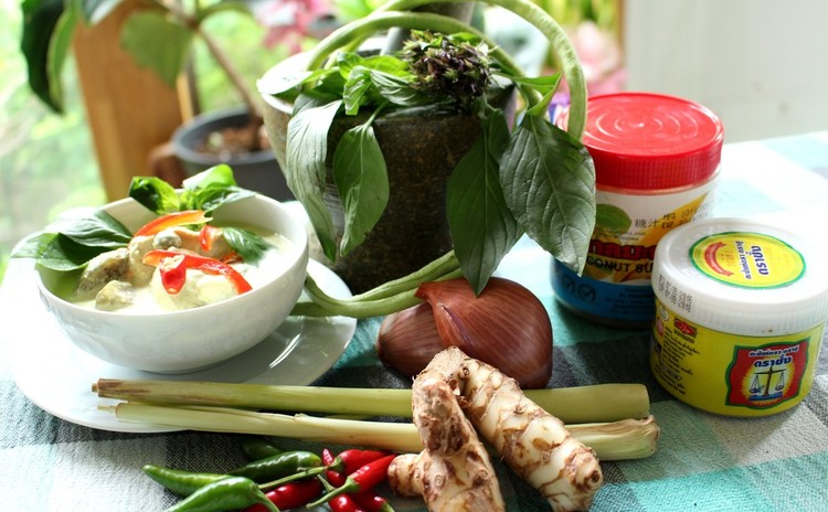 タイ食材で至福のグリーンカレー・トートマンプラー・カオニャオマムアン