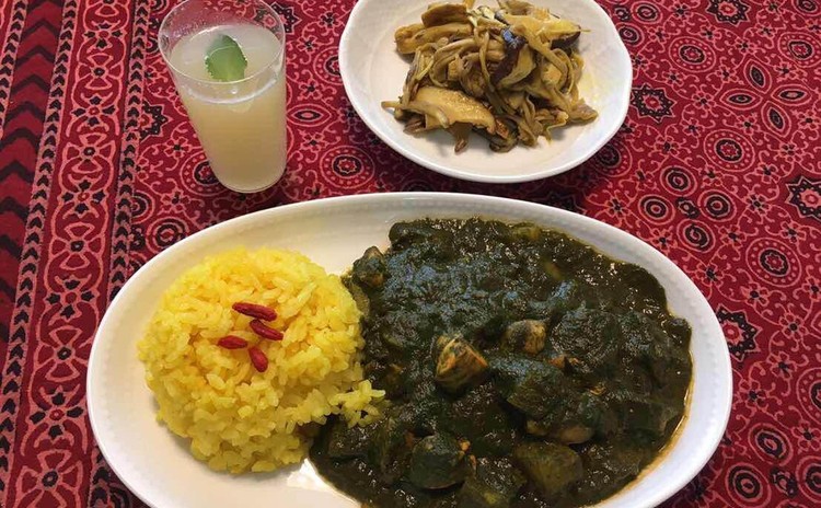 スパイスを使った自家製カレーとターメリックライス、他ジュースなど