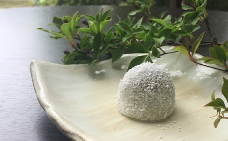 本わらび粉で作る絶品わらび餅とオシャレなぶどう大福”山の雫”